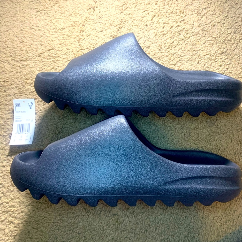 Adidas Yeezy Slides Onyx - NEGOTIABLE - BRAND NEW